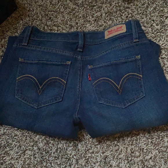 -Low Rise Levi’s - Picture 2 of 7